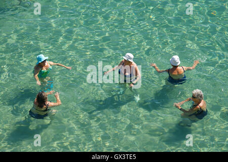 Cinq femmes Top Shot piscine plage de Faliraki Vieille ville de Corfou Grèce Îles Ioniennes Banque D'Images