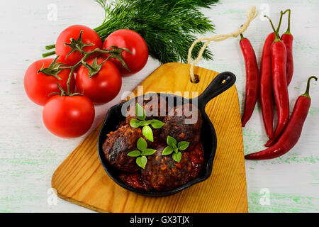 Boulettes de boeuf grillé avec piment, servi dans la poêle. Barbecue grillades de viande. Boulettes de barbecue. Banque D'Images