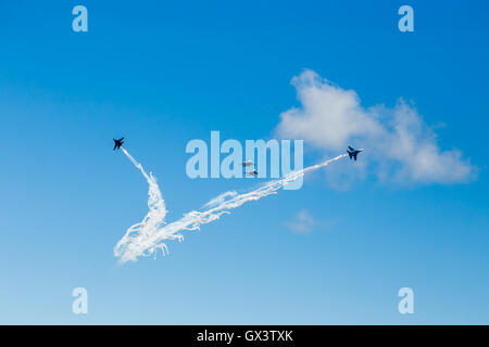 Russian Knights aerobatic team dans le ciel à un spectacle aérien à Arkhangelsk Banque D'Images