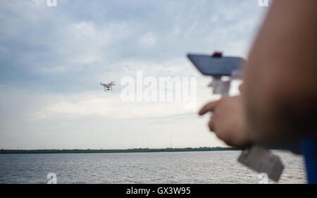 Vol au-dessus de l'eau homme drone de surface Banque D'Images