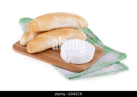 Camembert savoureux avec baquette sur un bureau en bois. Banque D'Images