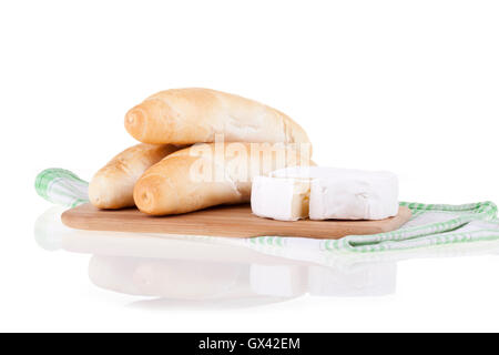 Camembert savoureux avec baquette sur un bureau en bois. Banque D'Images