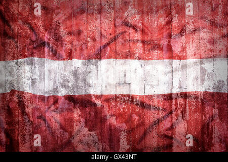 Grunge style de Lettonie drapeau sur un mur de brique pour le fond Banque D'Images
