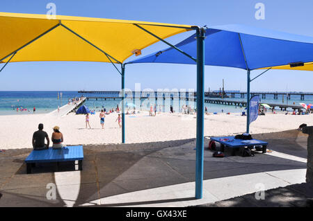 Australia-January,Busselton WA,15,2016:soleil et les touristes sur la plage et baignade dans l'Océan Indien à Busselton, Australie de l'Ouest. Banque D'Images