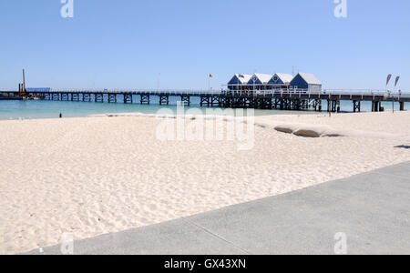 Australia-January,Busselton WA,15,2016:Busselton beach avec des sacs de sable, long jetty et boutique de souvenirs avec les touristes à Busselton, Australie de l'Ouest. Banque D'Images