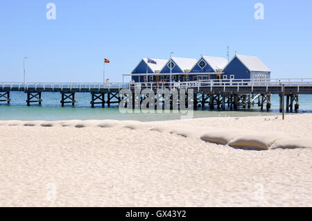 Australia-January,Busselton WA,15,2016:Les touristes, Busselton Jetty, un magasin de souvenirs, de sacs de sable de plage et l'océan Indien dans l'ouest de l'Australie Banque D'Images