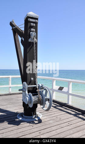 Heavy duty industriel treuil sur affichage sur Busselton Jetty avec les eaux de l'Océan Indien à Busselton, Australie de l'Ouest. Banque D'Images