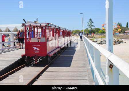 Australia-January,Busselton WA,15,2016:Les touristes et de tournées sur le train à Busselton Jetty beach sur une journée claire à Busselton, Australie de l'Ouest. Banque D'Images