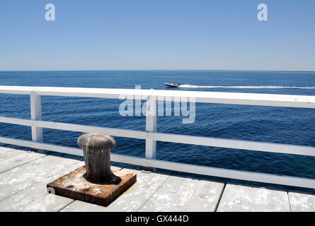 Australia-January,Busselton WA,15,2016:bateau de course à travers l'Océan Indien passé Busselton Jetty avec rambarde et d'amarrage dans l'ouest de l'Australie Banque D'Images