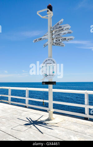 Sign post à la fin de la ville de Busselton Jetty avec flèches de direction,garde-fous et de l'océan Indien dans l'ouest de l'Australie. Banque D'Images