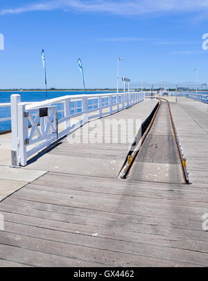 Fin du chemin de fer sur la longue jetée en bois turquoise structure avec les eaux de l'Océan Indien à Busselton, Australie de l'Ouest. Banque D'Images