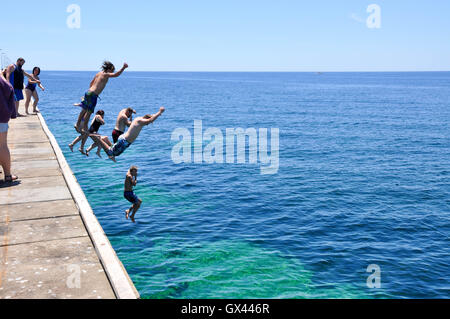 Australia-January,Busselton WA,15,2016:touristes sautant Busselton Jetty dans l'Océan Indien à Busselton, Australie de l'Ouest. Banque D'Images