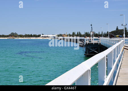 Australia-January,Busselton WA,15,2016:Busselton Jetty avec les touristes sur la côte de l'océan Indien en ligne Busselton, Australie de l'Ouest. Banque D'Images