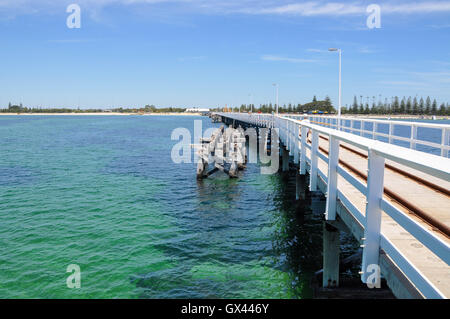 Australia-January,Busselton WA,15,2016:personnes marchant Busselton Jetty turquoise avec les eaux de l'Océan Indien à Busselton,l'Australie Occidentale Banque D'Images