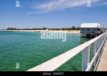 Australia-January,Busselton WA,15,2016:Busselton Jetty balustrade avec boutique de souvenirs, les touristes et l'Océan Indien à Busselton, Australie de l'Ouest. Banque D'Images