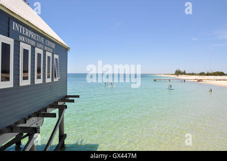 Australia-January,Busselton WA,15,2016:Busselton Jetty interpretive centre avec l'Océan Indien, de la plage et les touristes à Busselton, Australie de l'Ouest Banque D'Images