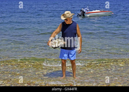 Fisherman holding fresh fishes Banque D'Images