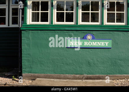 New Romney gare signe sur l'Romney, Hythe & Dymchurch Railway, RH&DR. New Romney, dans le Kent.. UK Banque D'Images