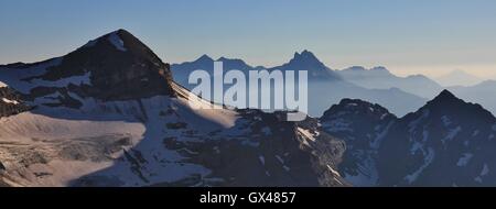 Vue depuis le Glacier de Diablerets. Tete Ronde et Dents du Midi Banque D'Images