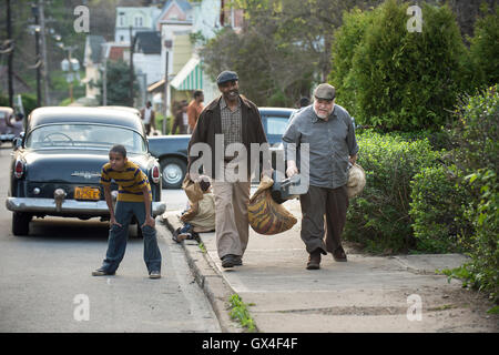 DATE DE SORTIE : Décembre 25, 2016 Title : Studio : Paramount Pictures Réalisateur : Denzel Washington Résumé : Un père se débat avec les relations raciales aux États-Unis tout en essayant d'élever sa famille dans les années 1950 et de composer avec les événements de sa vie avec : Denzel Washington comme Troy, Stephen Mckinley Henderson (Crédit : c Paramount Pictures/images/) Banque D'Images