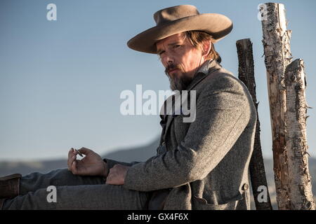 DATE DE SORTIE : Septembre 23, 2016 Title : The Magnificent Seven STUDIO : MGM Réalisateur : Antoine Fuqua PLOT : sept hommes d'armes à feu dans le vieil ouest progressivement ensemble pour aider un village pauvre contre les voleurs sauvage avec : Ethan Hawke comme Goodnight Robicheaux (crédit Image : c MGM/images/) Banque D'Images