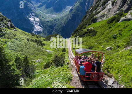 L'un des funiculaires les plus dans le monde : funiculaire Gelmerbahn dans les Alpes suisses à proximité de la gare supérieure. Banque D'Images