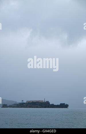 L'île d'Alcatraz sur un jour nuageux San Francisco California USA Banque D'Images