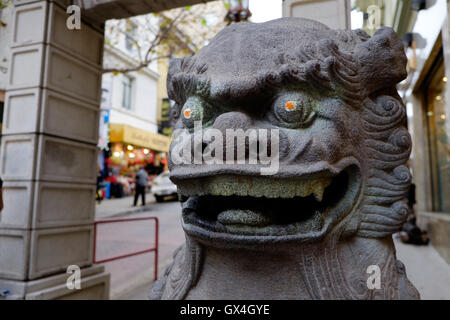 Dragon en pierre en puis entrée de ville de la Chine à San Francisco California USA Banque D'Images