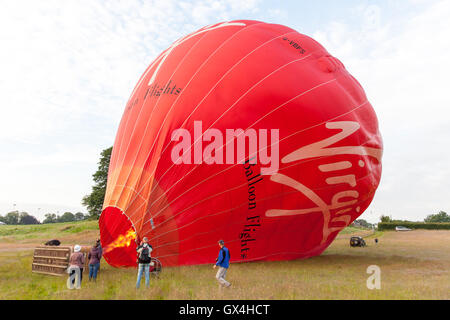 Virgin red hot air balloon être gonflé Banque D'Images