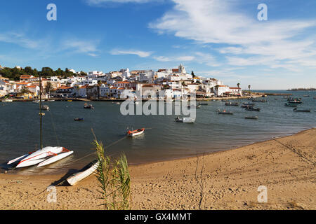 Ferragudao Portugal. Le village et le port de Ferragudo, l'Algarve, la côte sud du Portugal, l'Europe Banque D'Images