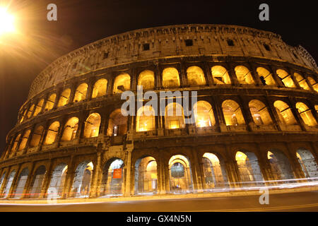 Une superbe photo de nuit du Colisée, Rome, Italie, il Colosseo, Roma Banque D'Images