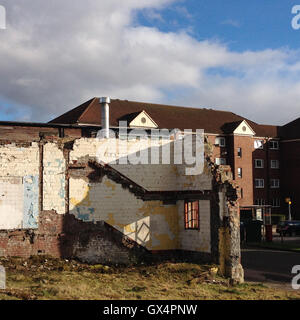 Bâtiment à moitié détruit et abandonné demeure, avec de nouveaux bâtiments derrière, dans la région de Shawlands, à Glasgow, en Écosse. Banque D'Images