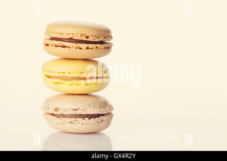 Macarons colorés. Macarons sucrés sur fond couleur with copy space Banque D'Images