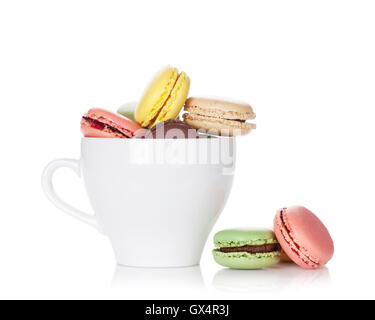 Macarons colorés dans la cuvette. Macarons sucrés. Isolé sur fond blanc Banque D'Images