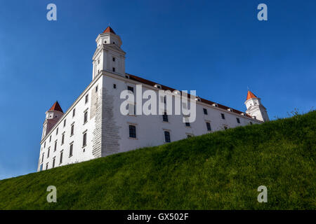 Château de Bratislava, vue d'en bas depuis le jardin, Slovaquie Banque D'Images