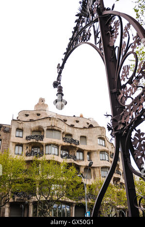 Espagne, Barcelone. La Casa Milà, également connu sous le nom de La Pedrera, conçu par Antoni Gaudí. Banque D'Images