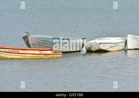 Petits bateaux pneumatiques usés Banque D'Images