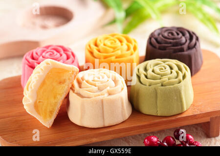 Mooncake colorés sur un plateau en bois Banque D'Images