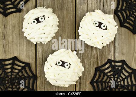 Groupe d'Halloween cupcakes maman sur un fond de bois Banque D'Images