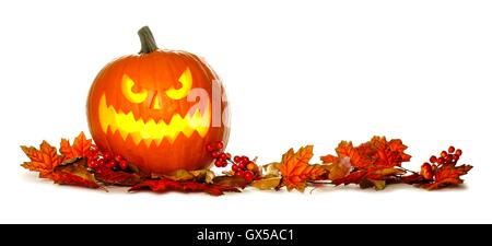 Jack o Lantern Halloween illuminée avec bordure de feuilles d'automne isolé sur fond blanc Banque D'Images