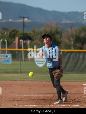 Softball féminin pitcher la prestation d'un pitch Banque D'Images