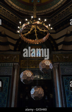 Des expositions de 'Ferozkoh' sur l'affichage dans le hall de l'Arabe Leighton House Museum, Londres, une partie de l'Nour festival of arts Banque D'Images