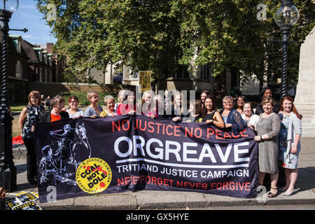 Londres, Royaume-Uni. Parti du travail féminin les parlementaires manifestent leur soutien de l'Orgreave Campagne Vérité et Justice à l'extérieur du Parlement. Banque D'Images