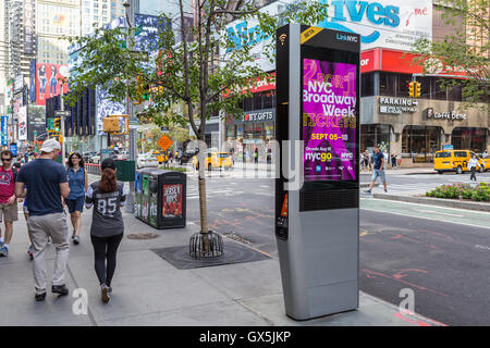Un LinkNYC borne Wi-Fi disponible gratuitement pour l'usage du public sur un mid-town street à New York. Banque D'Images