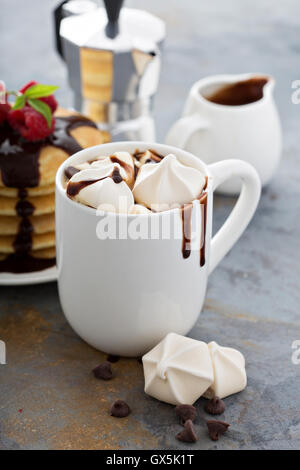 Chocolat chaud avec des guimauves et little meringues Banque D'Images