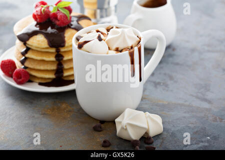 Chocolat chaud avec des guimauves et little meringues Banque D'Images