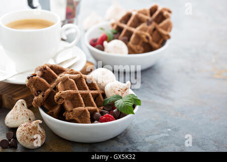 Gaufres au chocolat et café meringues avec Banque D'Images