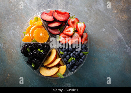 Un assortiment de fruits et baies sur une plaque Banque D'Images