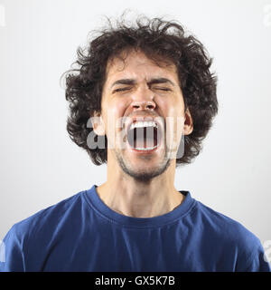 Furieux et en colère beau jeune homme portrait. Banque D'Images