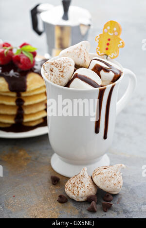 Chocolat chaud avec des guimauves et little meringues Banque D'Images